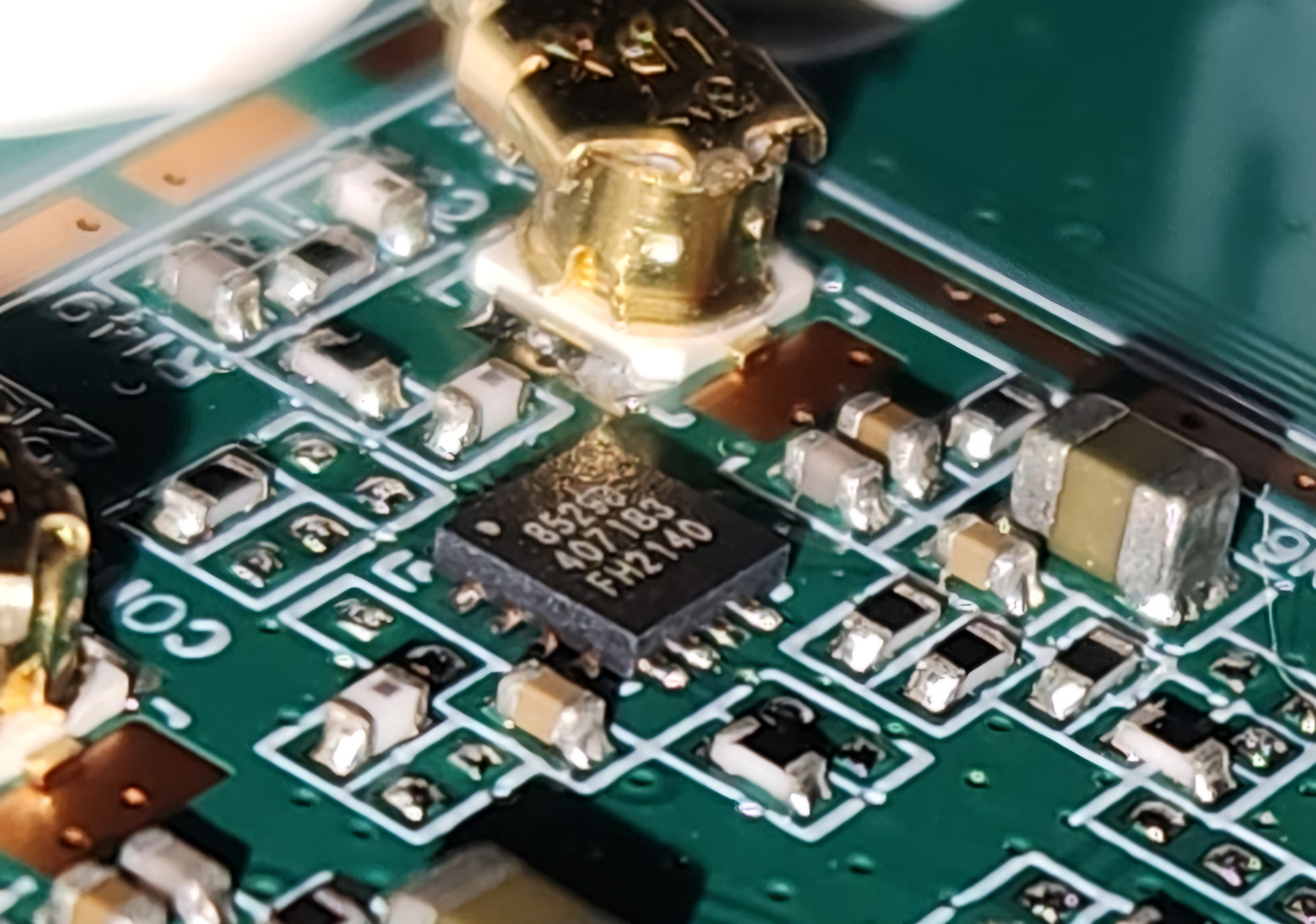Chip with the following numbers on it: 8529D 407183 FH2140